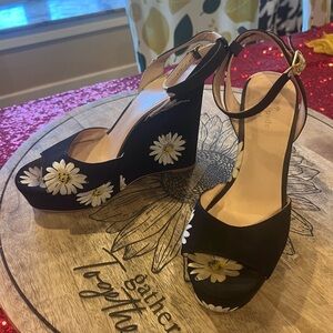 Kate Spade black daisy wedges 8